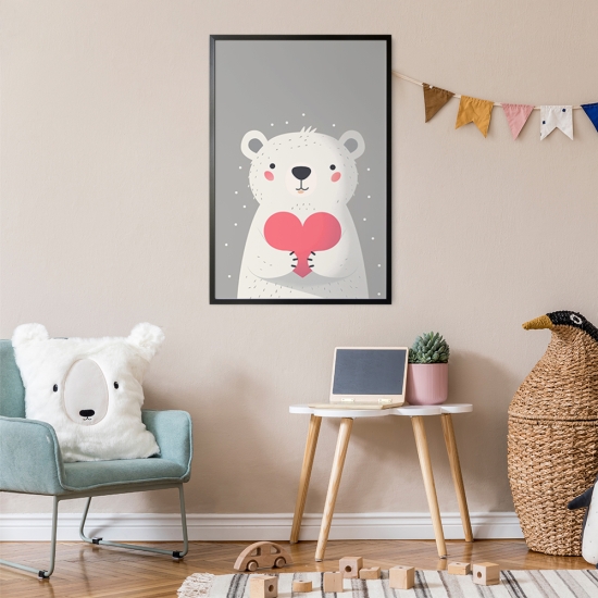 Poster de um urso polar branco a segurar um coração vermelho, perfeito para decoração carinhosa de quartos de bebé. 1